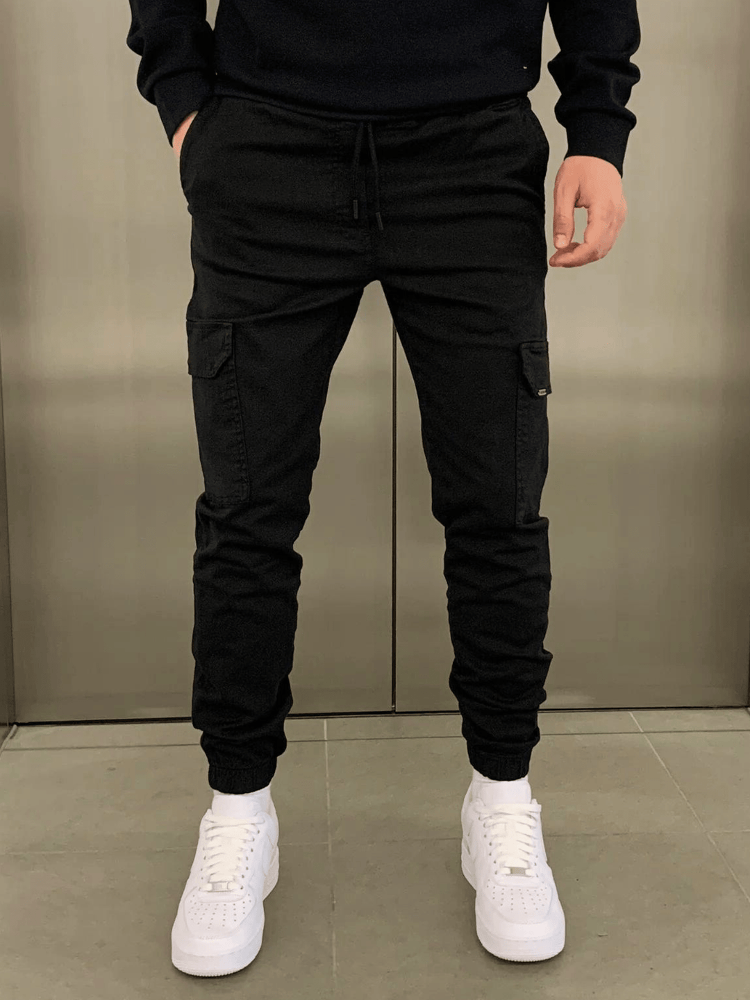 Tissu doux du pantalon jogger cargo homme, assurant confort et liberté de mouvement au quotidien.