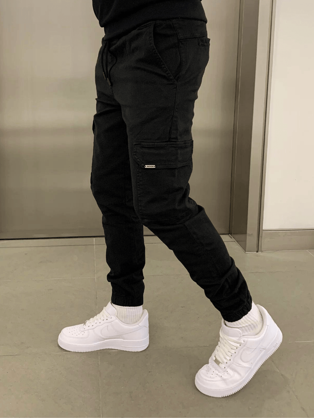 Look urbain décontracté avec pantalon jogger cargo homme, mode actuelle et polyvalente.