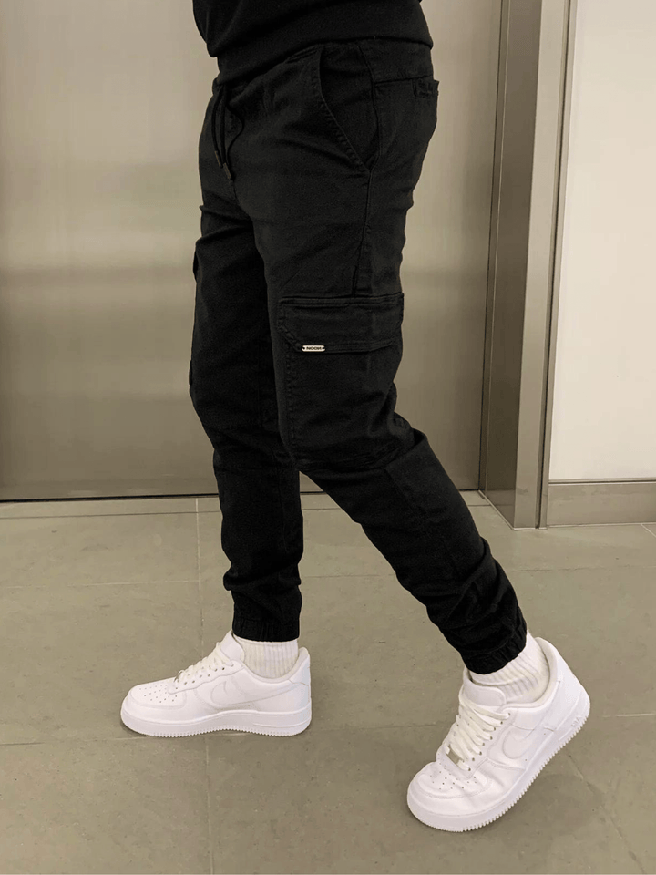 Look urbain décontracté avec pantalon jogger cargo homme, mode actuelle et polyvalente.