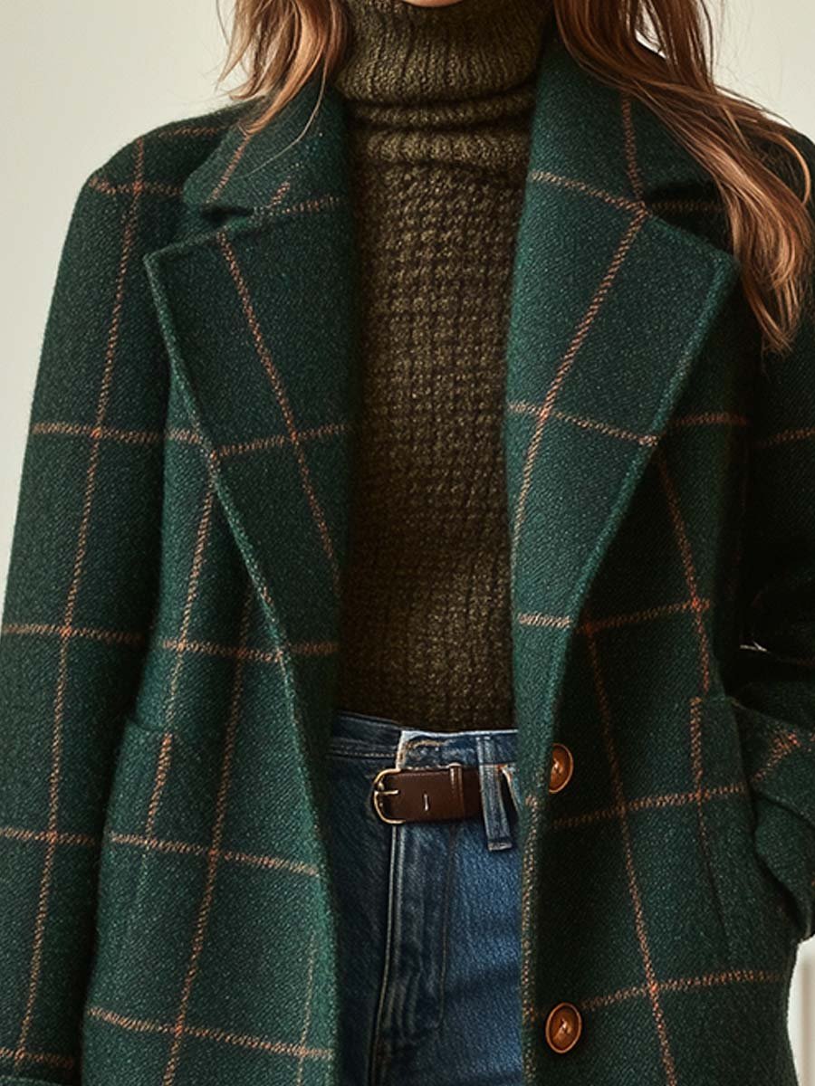 Manteau long femme à carreaux avec col revers chic et fermeture boutonnée. Vêtement extérieur mode pour automne-hiver.