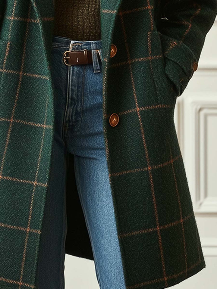Détail du col revers et motif carreaux. Ce pardessus femme long et chic est idéal pour l'hiver et l'automne.