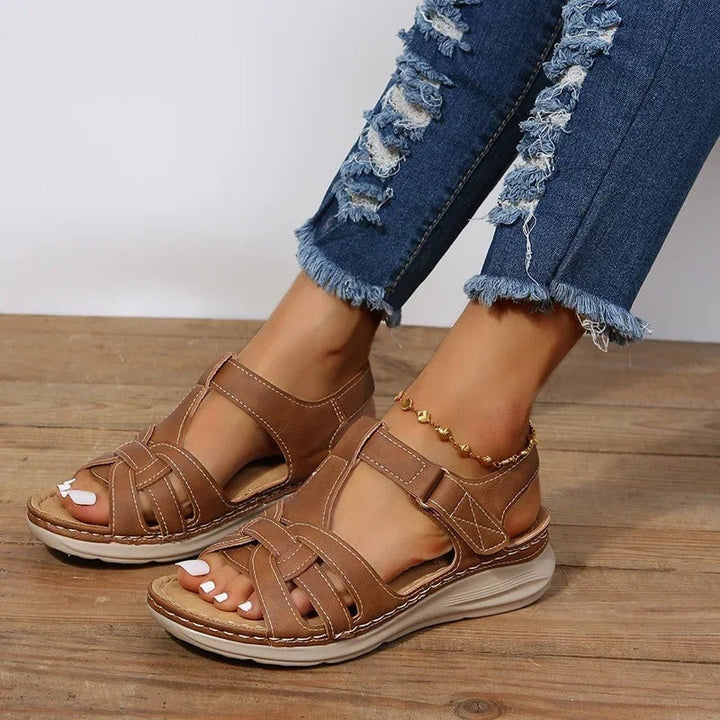 Sandales Julia confortables pour femme, chaussures plates idéales pour une tenue quotidienne élégante et estivale.