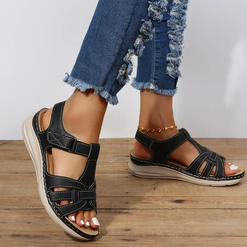 Sandales femme Julia marron, plates et confortables, idéales pour un look estival décontracté ou quotidien.