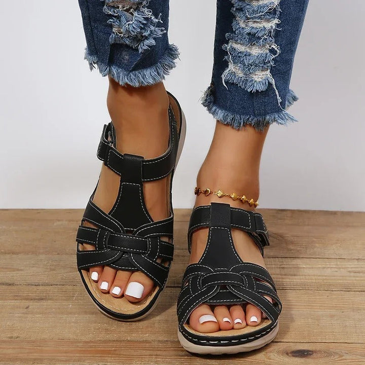 Sandales femme Julia, un essentiel mode pour l'été. Élégantes et confortables, ces chaussures plates complètent votre style.