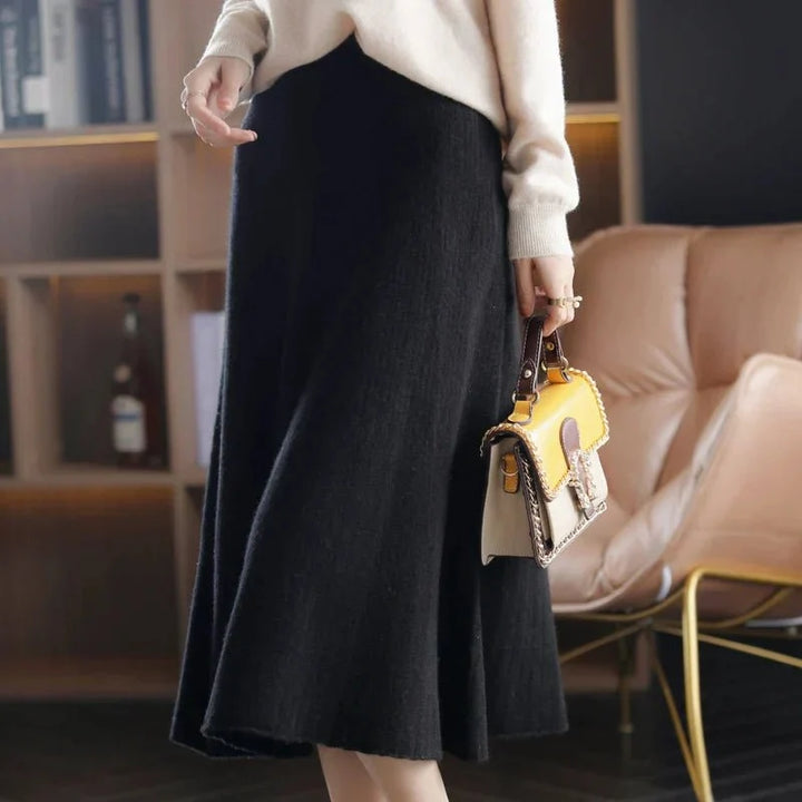 Jupe plissée longue femme, fluide et confortable, idéale pour un look chic et élégant en toute saison.