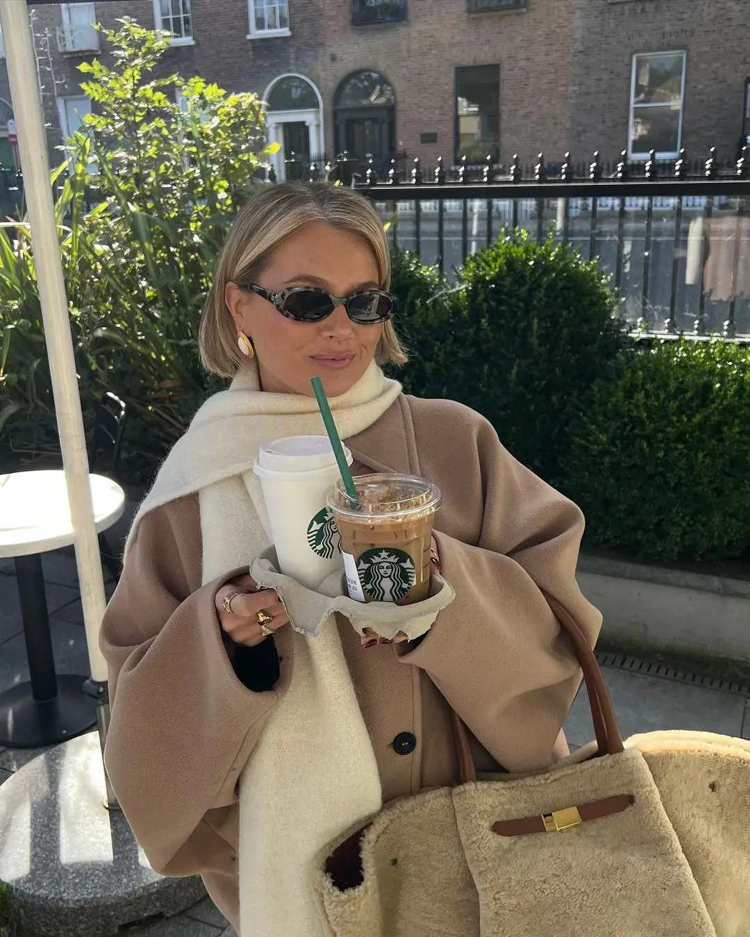 Manteau femme hiver chaud, couleur beige oversize, style moderne et élégant.