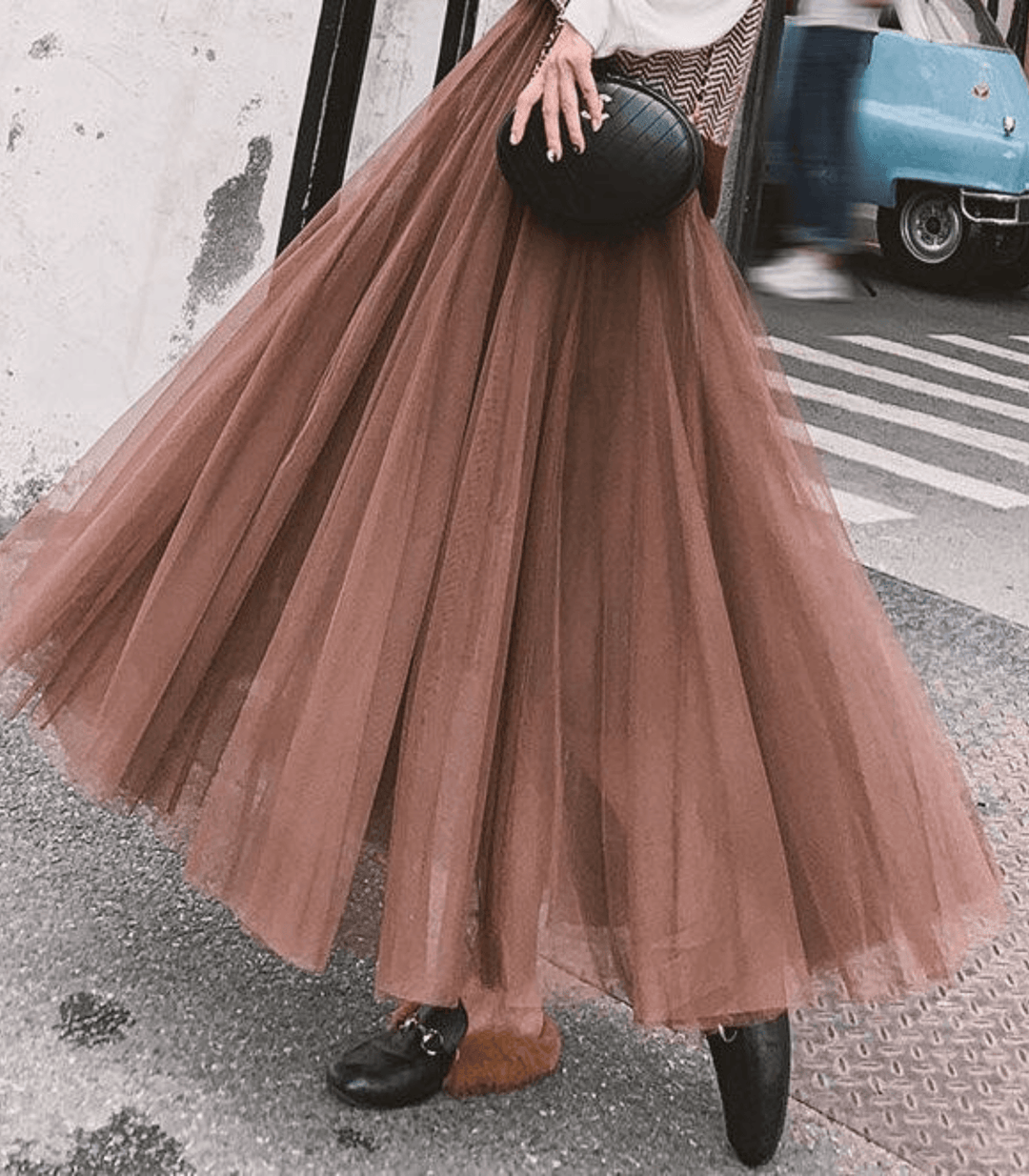 Jupe midi fluide femme, confortable avec taille élastique, un essentiel mode pour printemps-été.