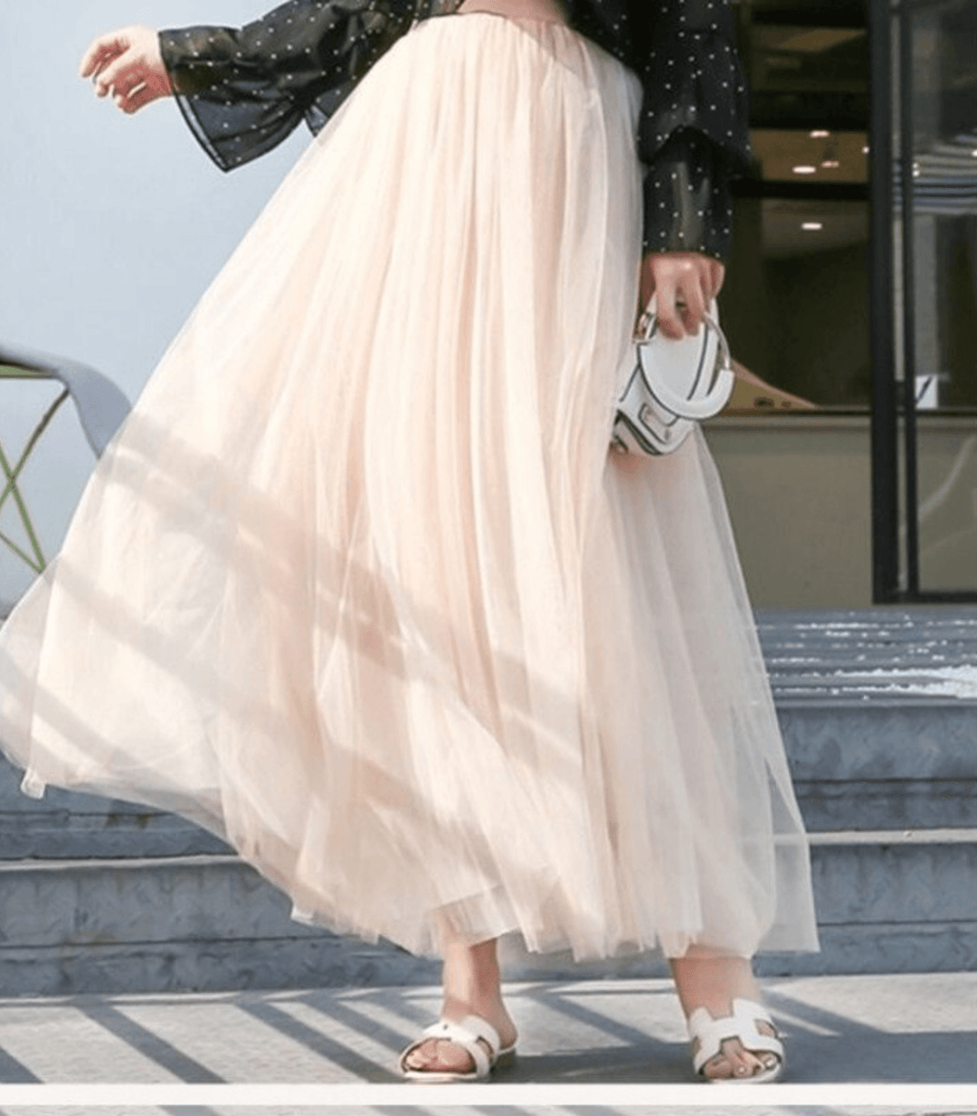 Jupe midi fluide blanche femme, vêtement intemporel pour un look élégant et léger. Parfaite pour l'été.