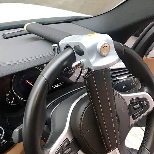 Antivol de volant réglable et compact, facile à installer, sécurité renforcée pour tous véhicules, dissuasion antivol efficace.