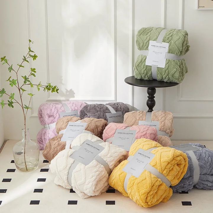 Couverture réversible en laine d'agneau, un plaid doux et chaleureux pour ajouter du confort à votre décor.