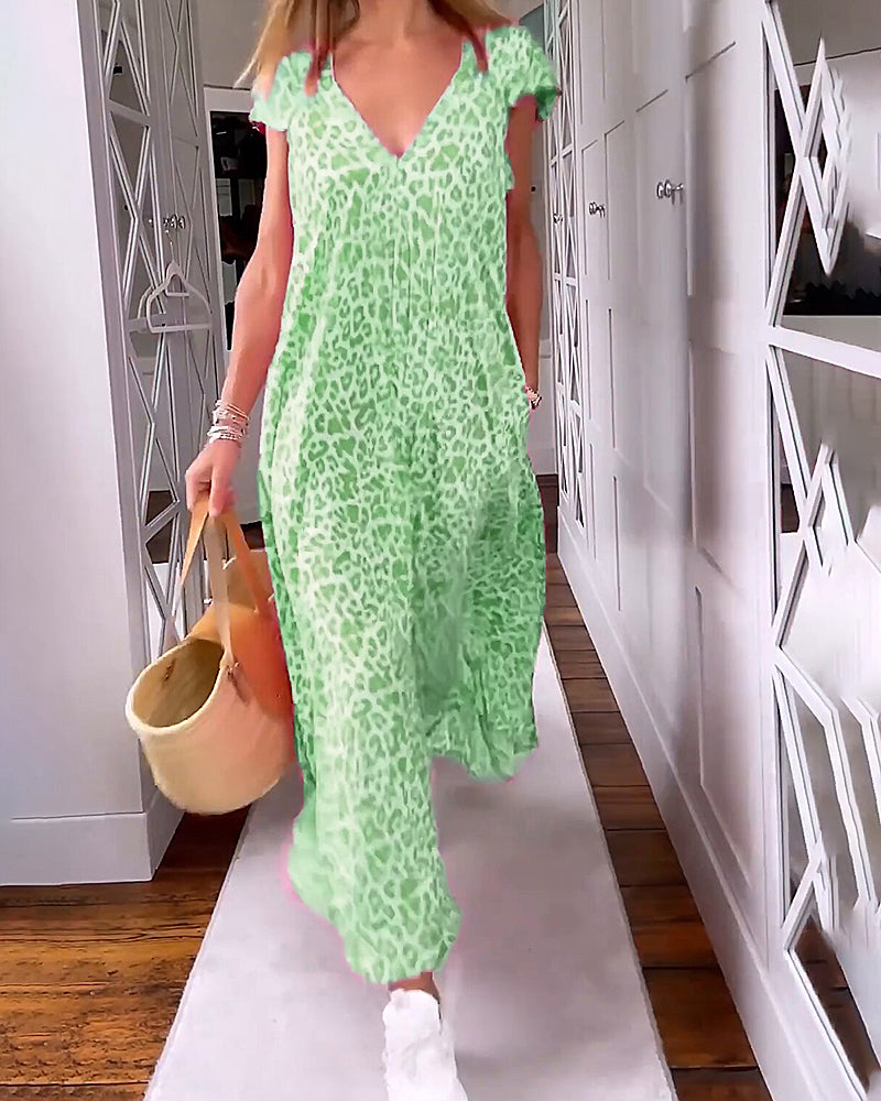 Vêtement femme : robe maxi imprimée fluide à col V. Idéale pour les vacances estivales ou le printemps.