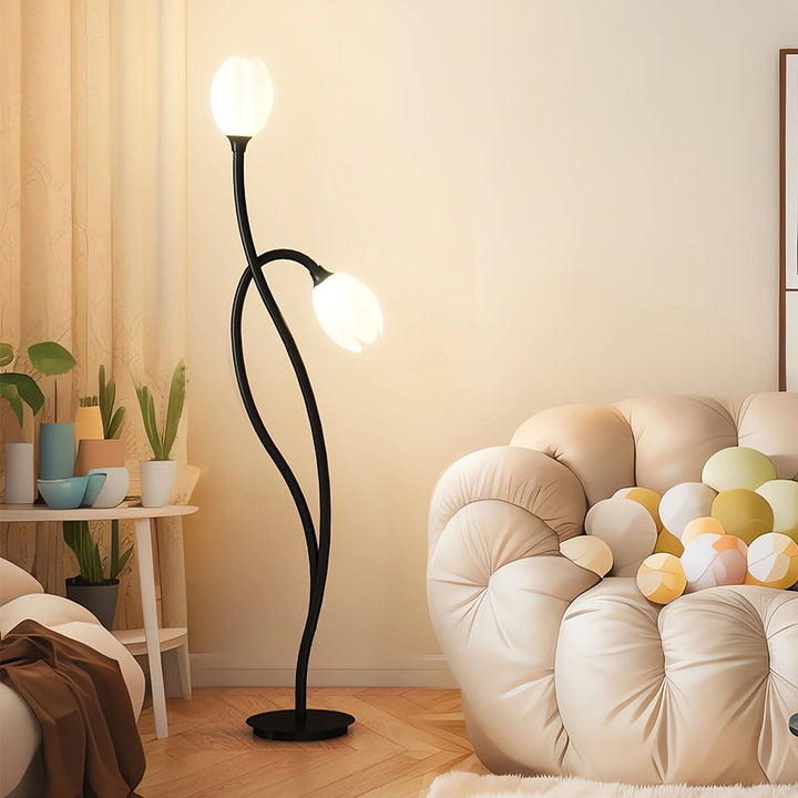 Grand lampadaire fleur moderne, style unique pour salon, crée une atmosphère chaleureuse.