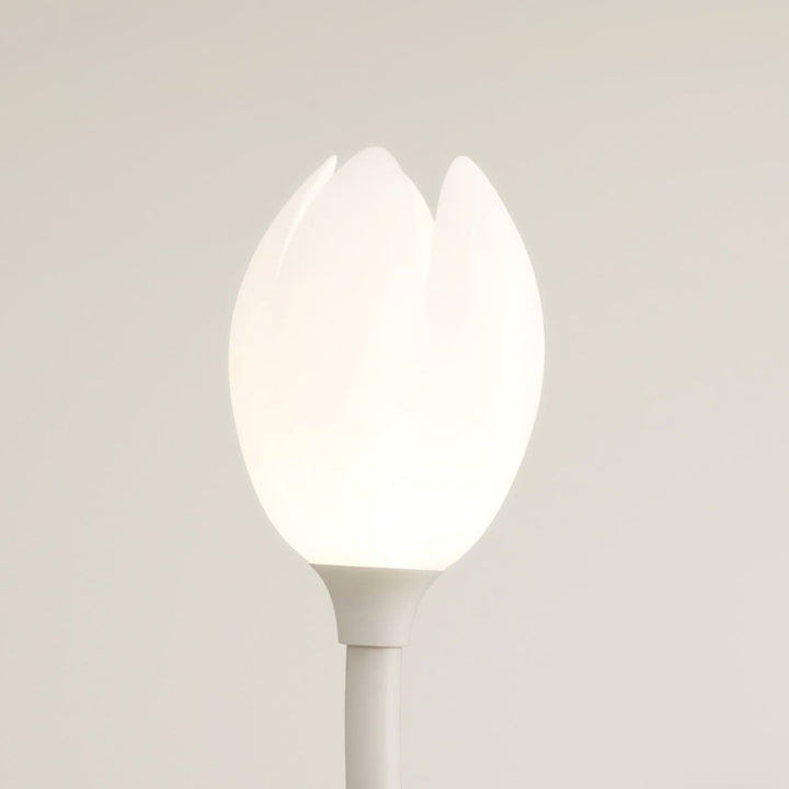 Décoration lumineuse : lampadaire fleur moderne, apporte élégance et lumière au salon.