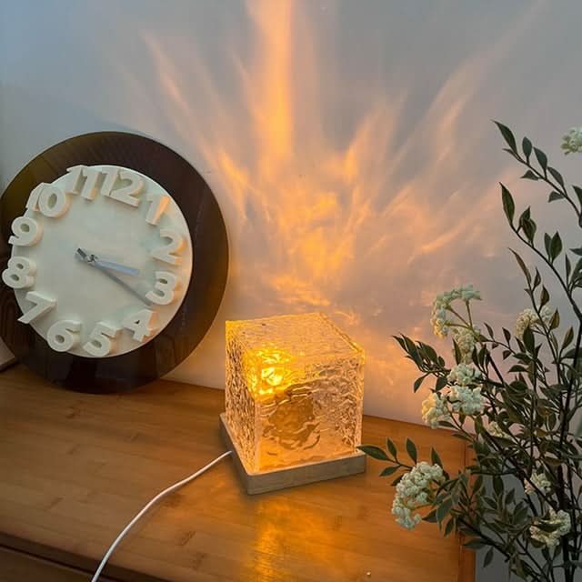 Éclairage décoratif: lampe cube en verre transparent avec lumière LED douce, design scandinave.