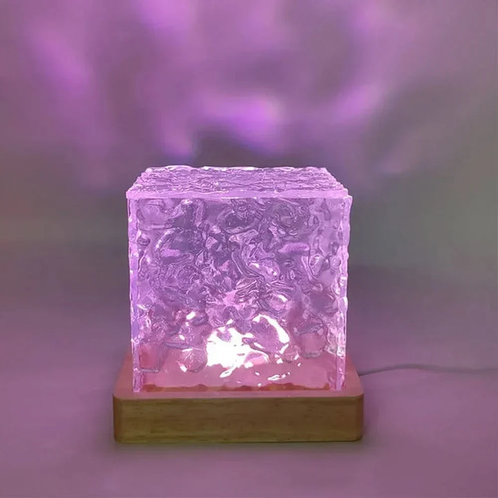 Cube lumineux en verre pour une ambiance chaleureuse, lampe LED décorative style nordique.