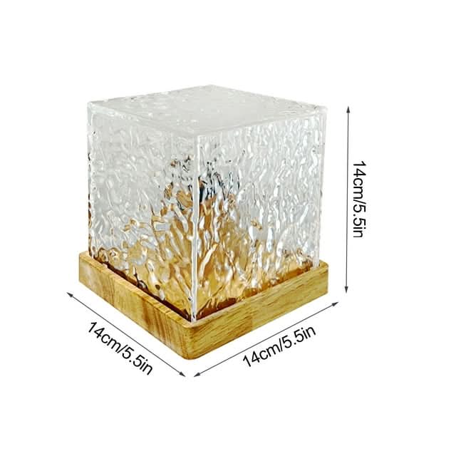 Lampe LED design cube verre, ambiance nordique épurée. Idéale pour table de chevet ou console.