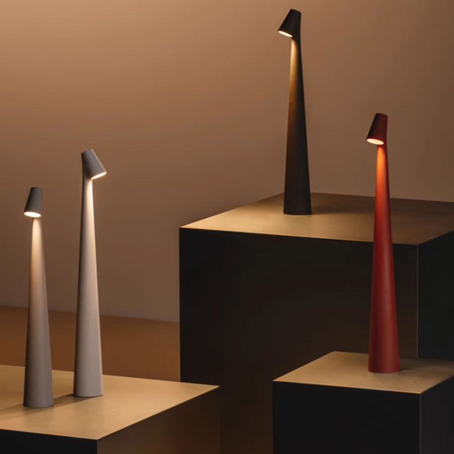 Lampe LED portable et sans fil, design scandinave, parfaite comme liseuse ou lumière d'ambiance de table.