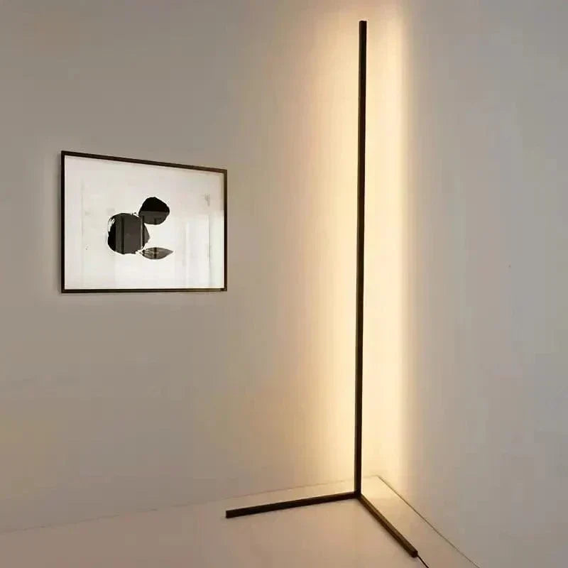 Lampe d'angle LED RGB lumineuse avec télécommande, parfaite pour une ambiance moderne et personnalisée.