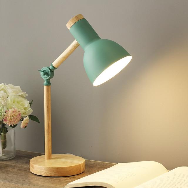 Lampe de bureau en bois naturel style scandinave avec éclairage doux et bras ajustable. Idéale pour lecture.