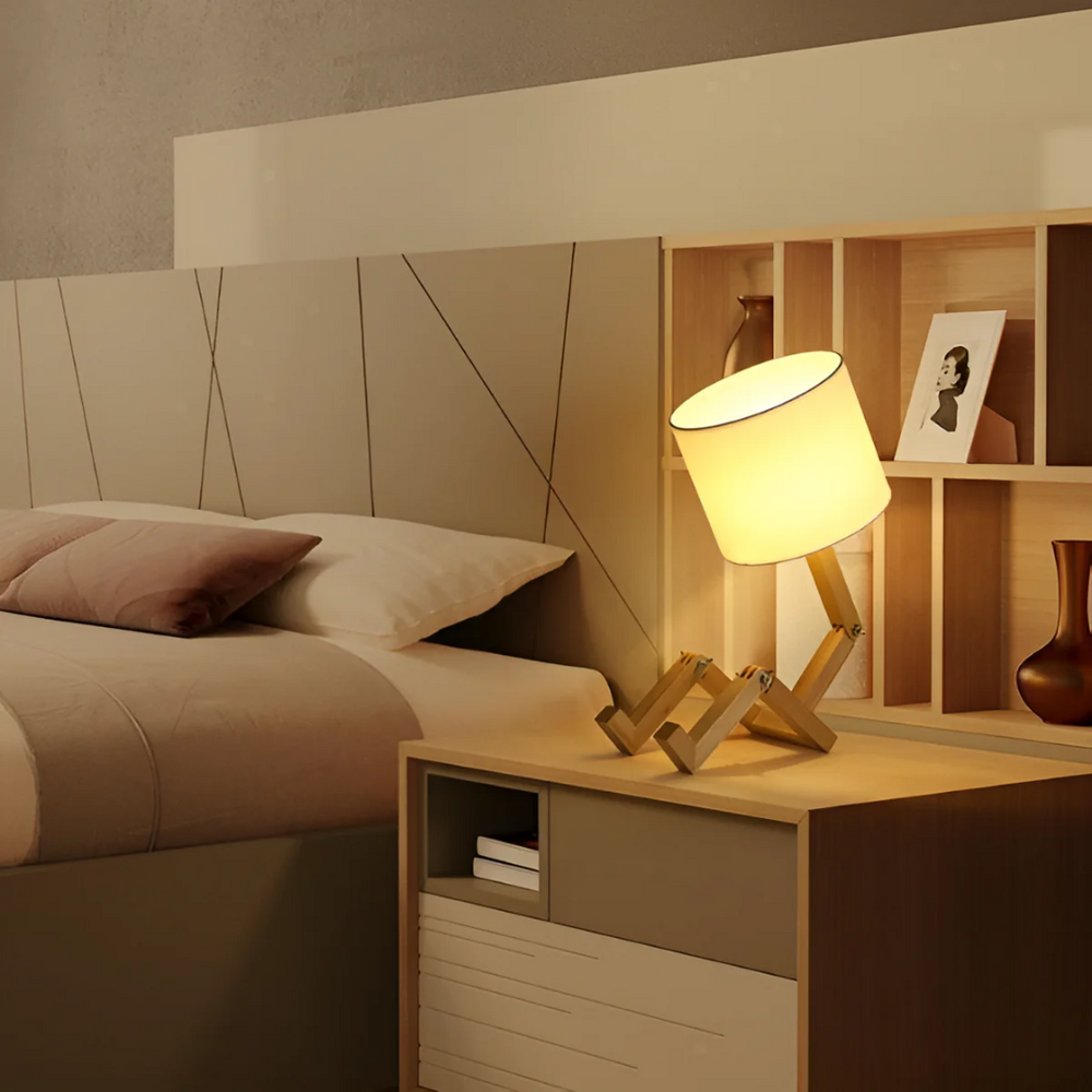 Luminaire de table flexible en bois naturel. Éclairage ajustable pour bureau ou lecture. Décoration intérieure.