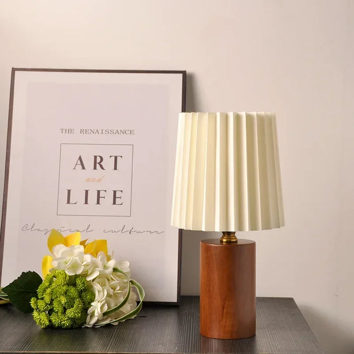 Design nordique: Lampe de table avec abat-jour plissé et base en bois naturel. Idéale pour un éclairage d'ambiance.