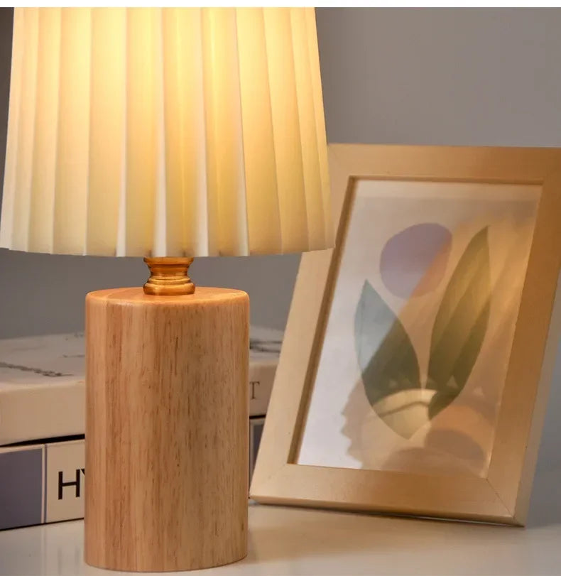Lampe de table rétro, bois de noyer et abat-jour plissé. Parfaite pour une décoration intérieure scandinave chaleureuse.