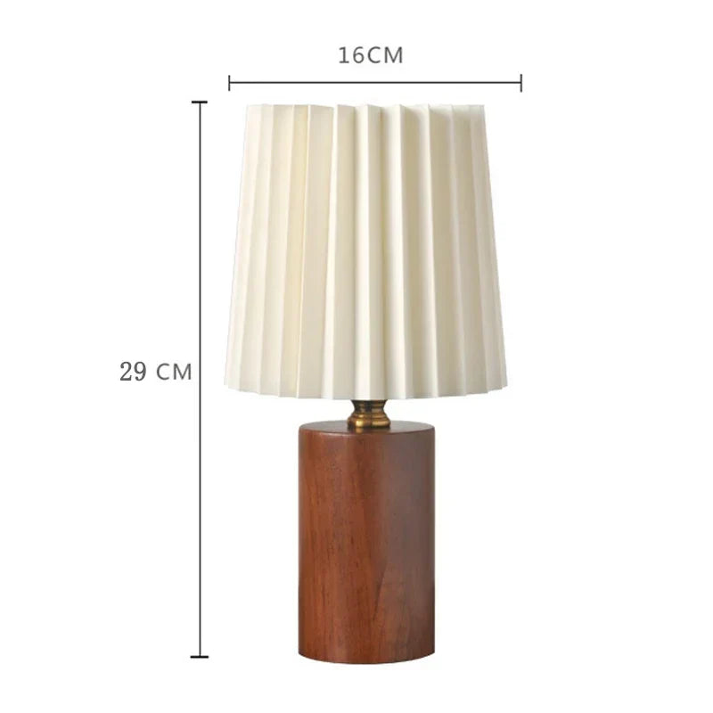 Lampe de chevet design scandinave, abat-jour plissé beige et base en bois de noyer. Ambiance chaleureuse rétro.