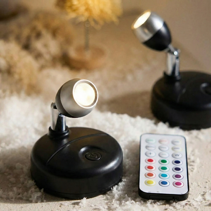 Lampe LED sans fil moderne éclairant doucement des plantes vertes, créant une lumière d'ambiance chaleureuse en intérieur.
