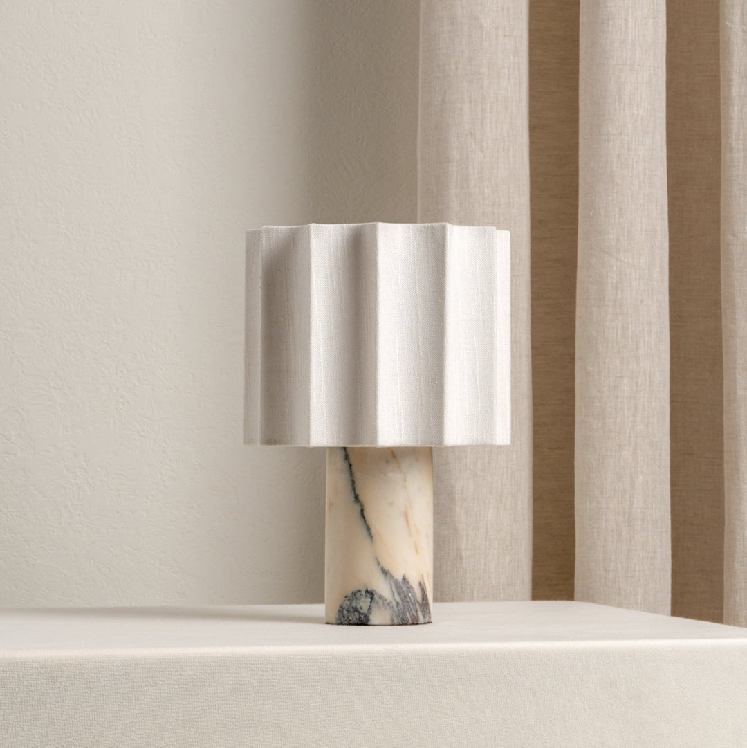 Lampe de table LED rechargeable en marbre Calacatta, design moderne pour éclairage intérieur élégant.
