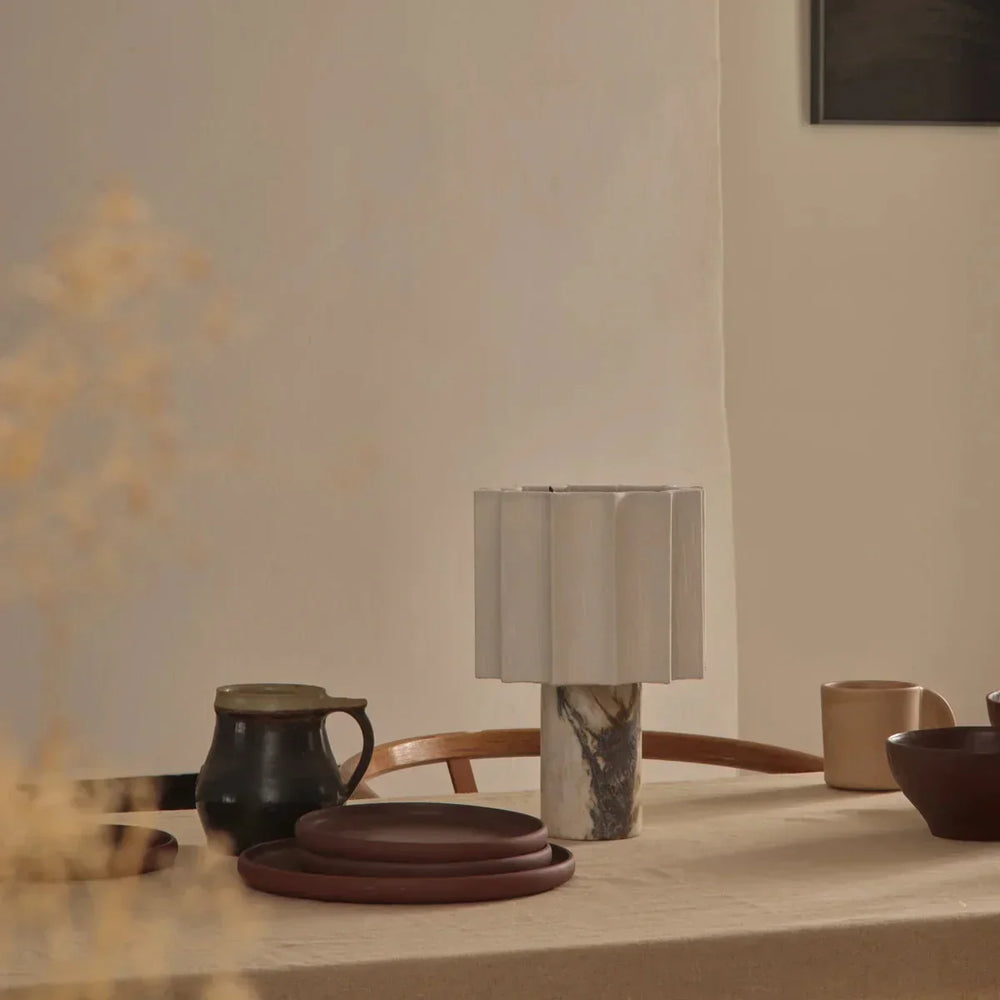 Élégante lampe de table sans fil en marbre Calacatta, éclairage LED portable pour une ambiance raffinée.