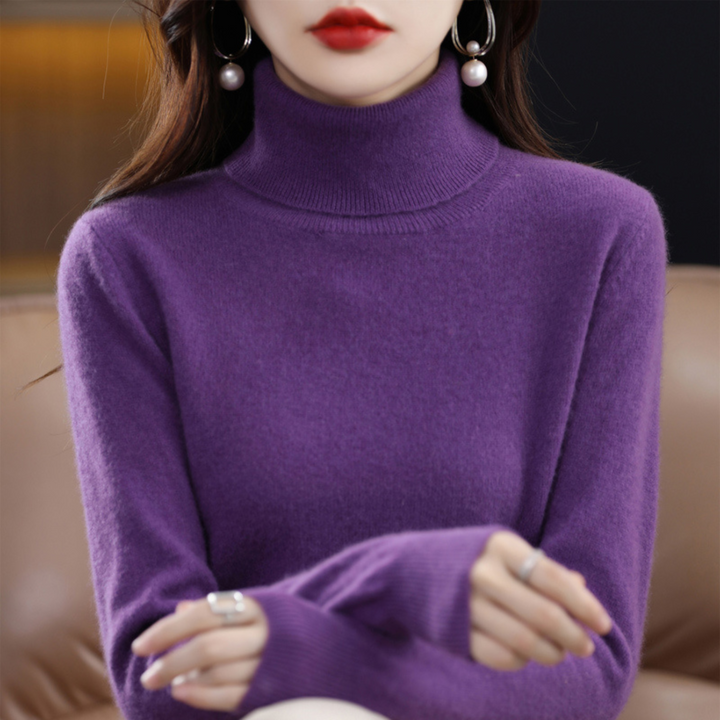 Pull doux col roulé femme, chic et chaud, un essentiel des vêtements d'hiver pour toute occasion.