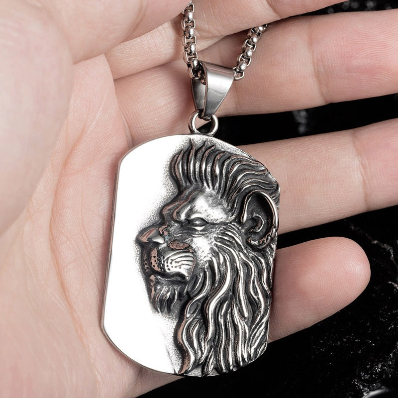 Collier délicat, pendentif lumineux, bijou féminin élégant, chaîne fine et discrète.