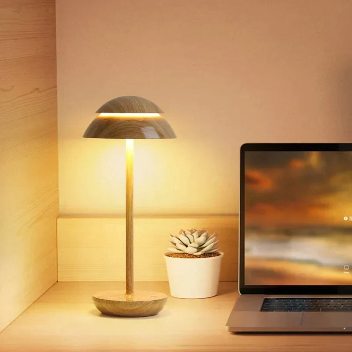 Lampe de table scandinave sans fil en bois noyer et métal noir/or, lumière portable douce et stylée.