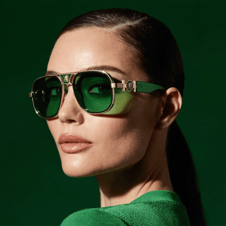 Lunettes de soleil élégantes pour femme, protection UV400 essentielle, monture métal chic pour voyage et mode.
