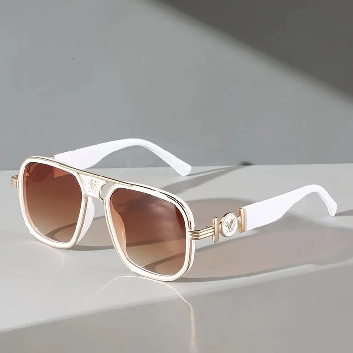 Lunettes de soleil femmes avec protection UV400, monture métal stylée, parfaites pour le voyage et l'extérieur.