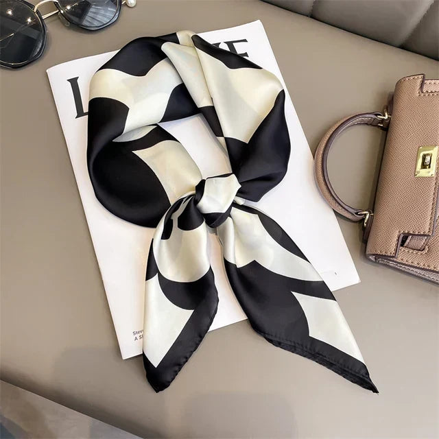 Luxueux foulard en pure soie pour femme, design carré intemporel, couleurs vives.