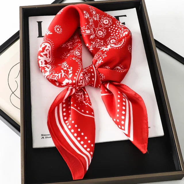 Élégant foulard carré en soie, motifs géométriques pour femme, touche de luxe.