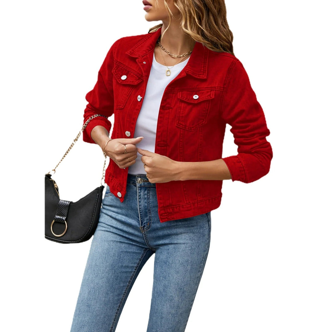 Veste courte en jean femme, un essentiel mode tendance pour superposition décontractée.