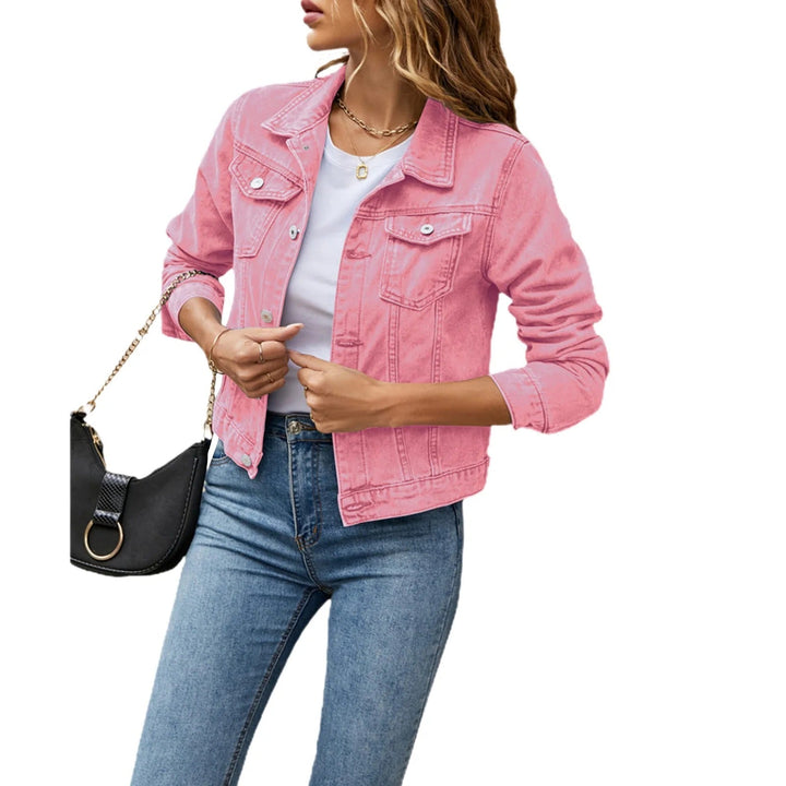 Veste en jean femme polyvalente, courte à boutons, pour un look décontracté ou chic été.