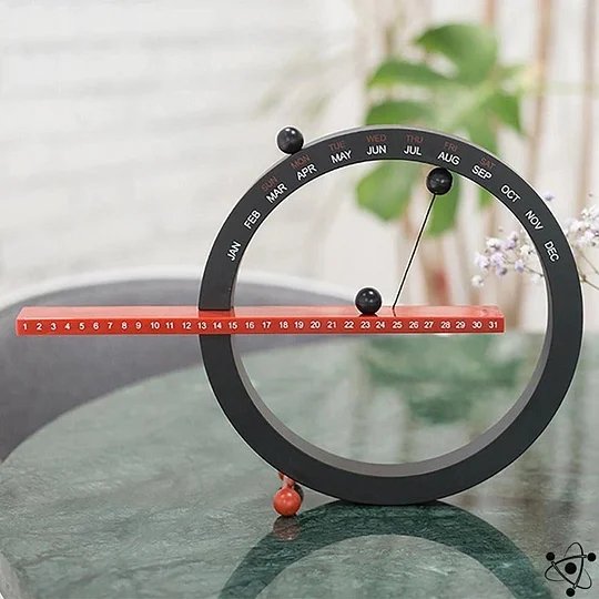 Calendrier magnétique éternel et silencieux Calméon. Design minimaliste blanc pour organisation murale élégante.