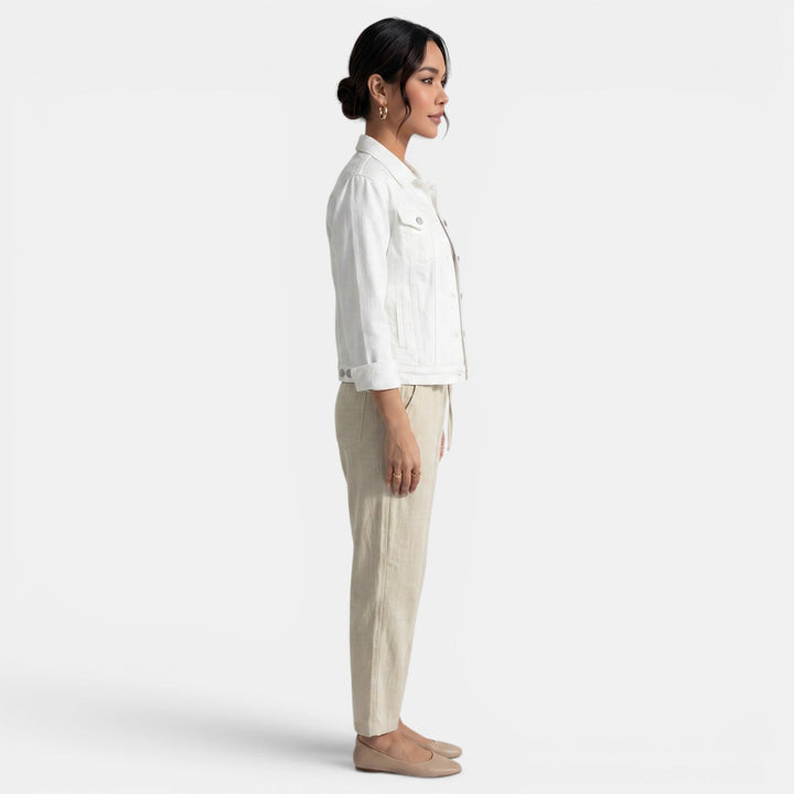 Blouson blanc ajusté femme, parfait pour un look week-end décontracté et chic.
