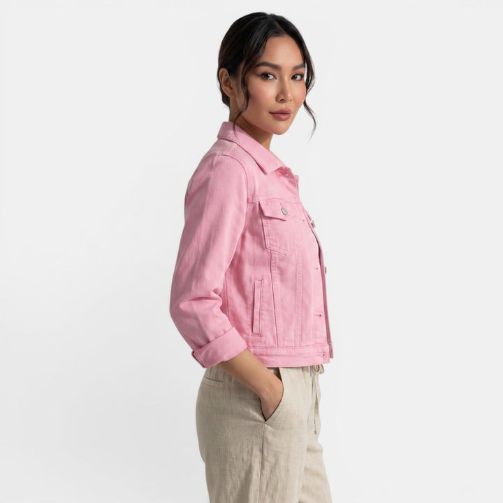 Femme portant une veste courte ajustée, blouson chic et décontracté. Idéal printemps.