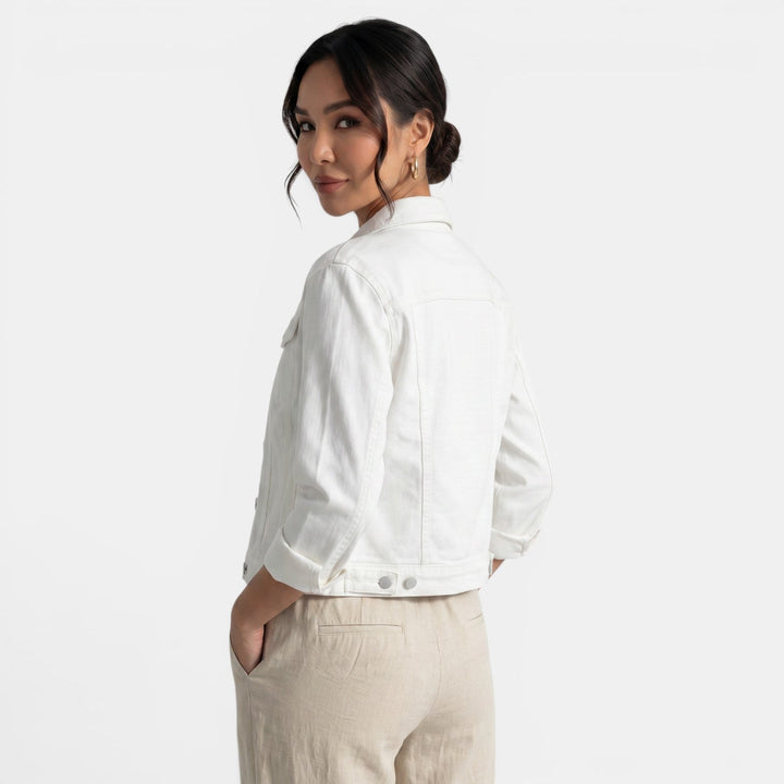Veste noire courte ajustée femme, idéale pour superposition. Style urbain élégant.