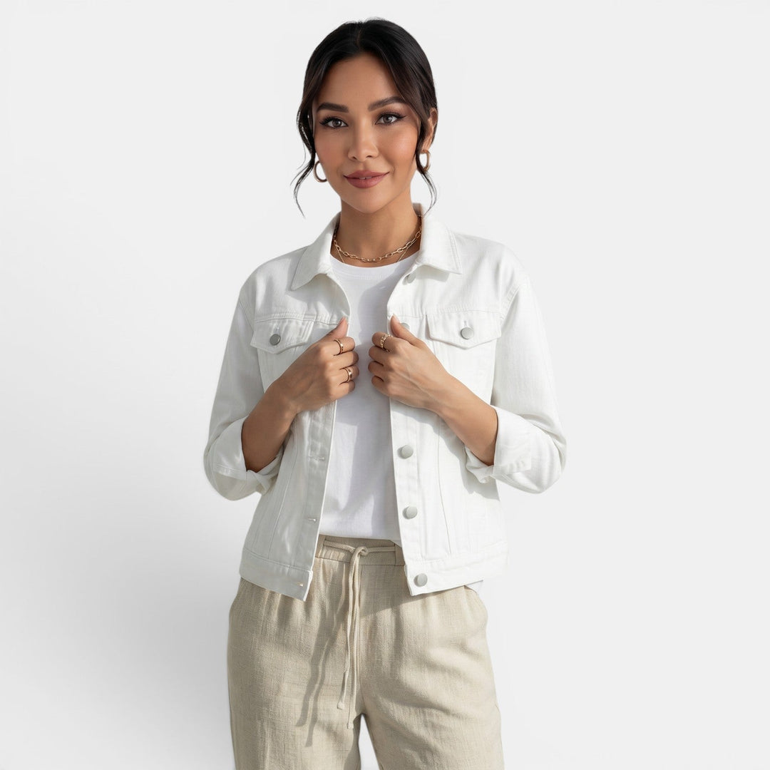Veste courte ajustée femme style urbain chic. Idéale pour le printemps et l'automne.