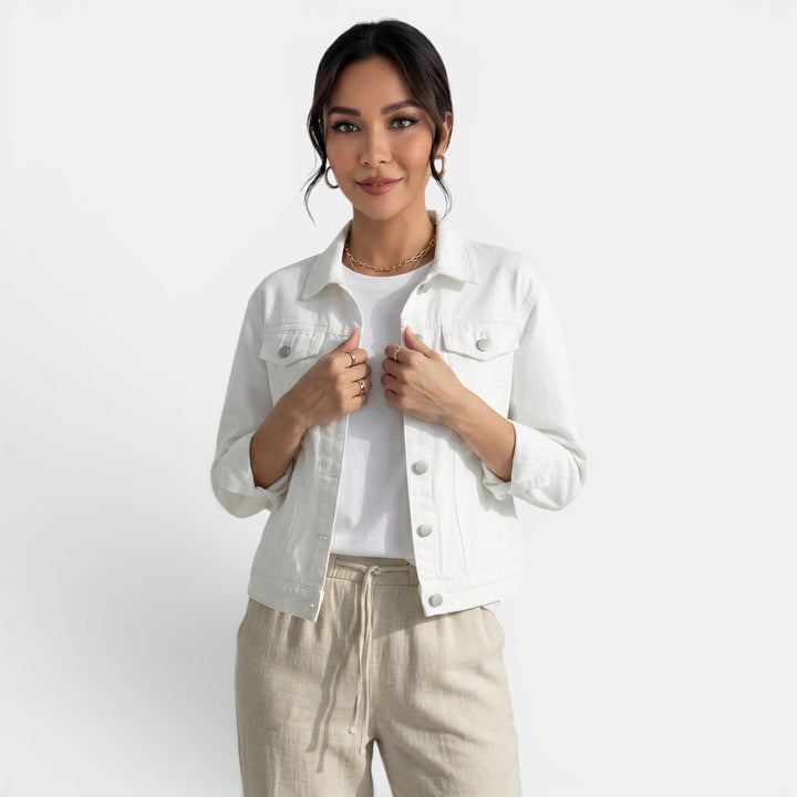 Veste courte ajustée femme style urbain chic. Idéale pour le printemps et l'automne.