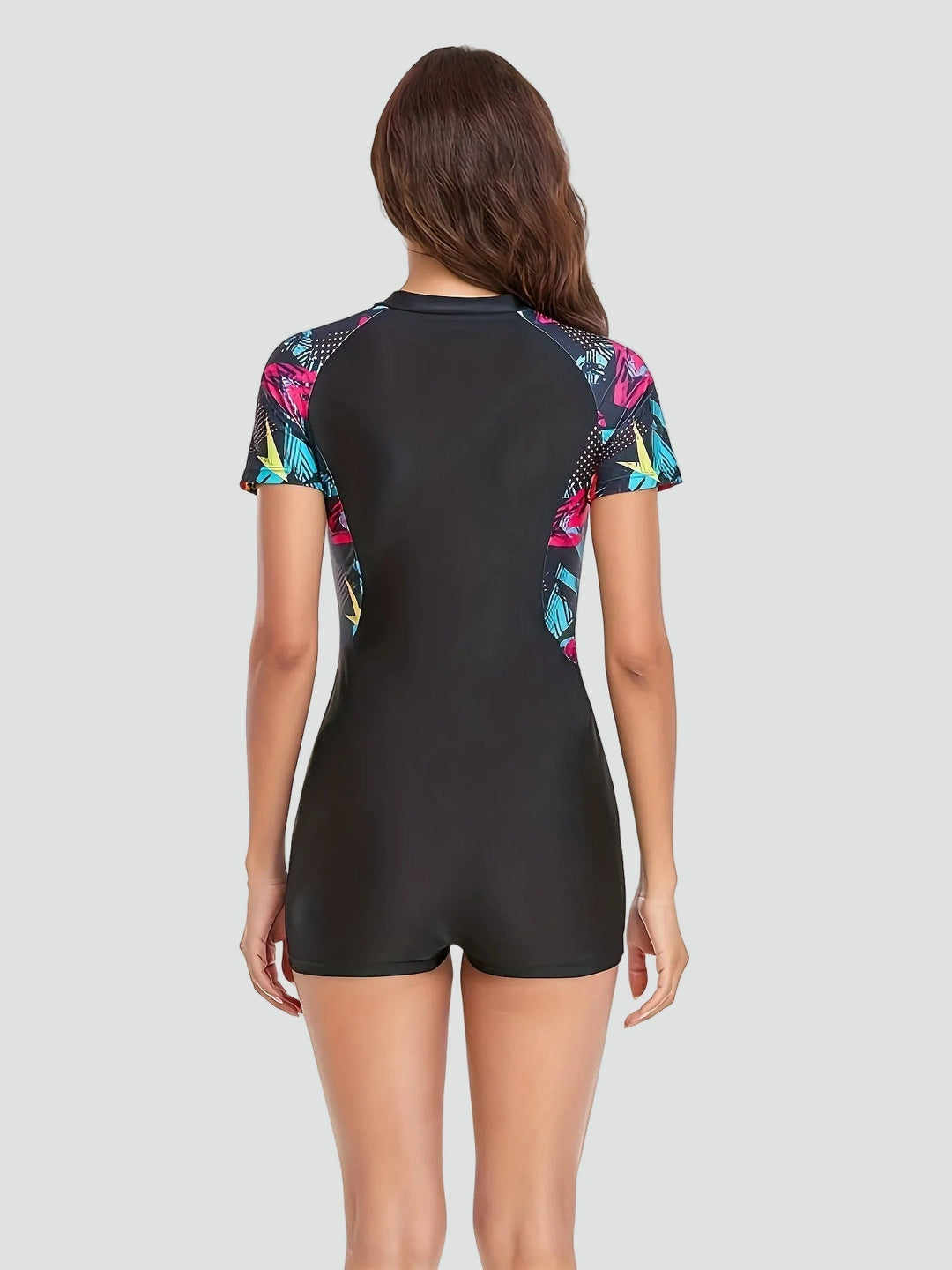 Maillot de bain une pièce à manches courtes pour femme, avec zip, parfait pour natation et détente estivale.