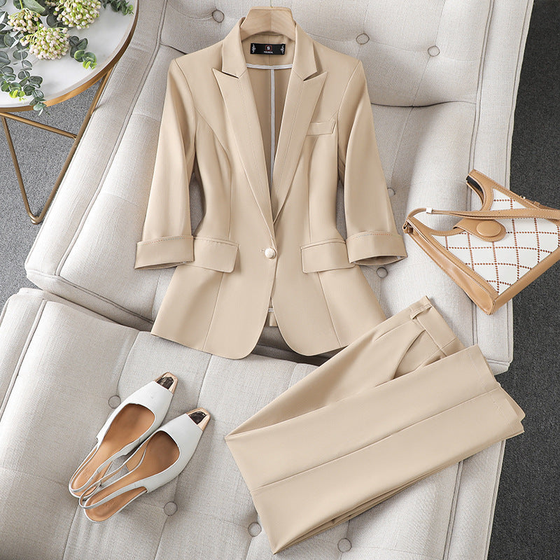 Tenue femme moderne: ensemble blazer et pantalon confortable. Idéal pour un style élégant au bureau, printemps/automne.