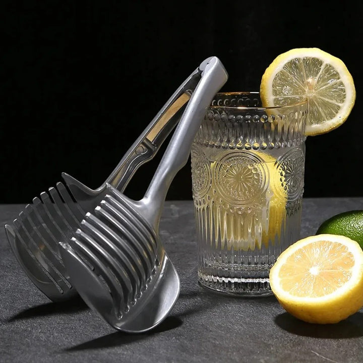 Coupe-fruits et légumes robuste en acier inoxydable, parfait pour trancher et préparer vos repas facilement.