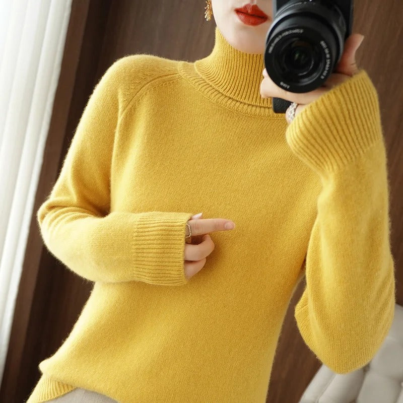 Pull femme en tricot fin à col roulé, détails raffinés pour une élégance décontractée tout l'hiver.