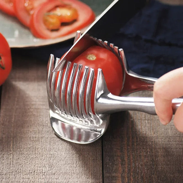 Coupe-légumes professionnel en acier inoxydable, idéal pour trancher rapidement fruits et légumes en cuisine.